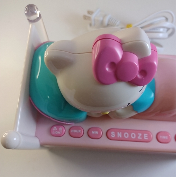Hello Kitty Night Light, Radio and Alarm Clock - Picture 2 of 12